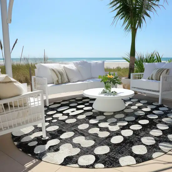 8' Black And Ivory Round Abstract Washable Indoor Outdoor Area Rug Photo 6