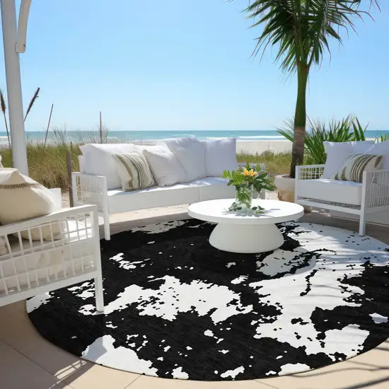 8' Black And Ivory Round Abstract Washable Indoor Outdoor Area Rug Photo 6
