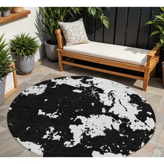 8' Black And Ivory Round Abstract Washable Indoor Outdoor Area Rug Photo 1