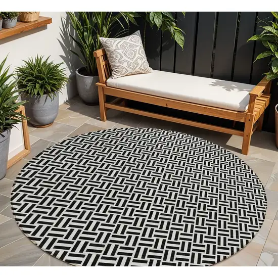 8' Black And Ivory Round Geometric Washable Indoor Outdoor Area Rug Photo 1