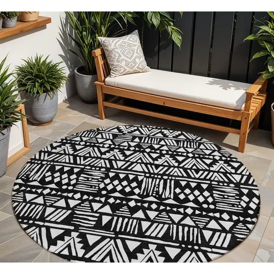 8' Black And Ivory Round Southwestern Washable Indoor Outdoor Area Rug Photo 1
