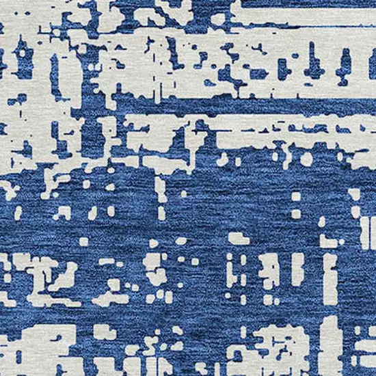 8' Navy Blue And Ivory Round Abstract Washable Indoor Outdoor Area Rug Photo 4