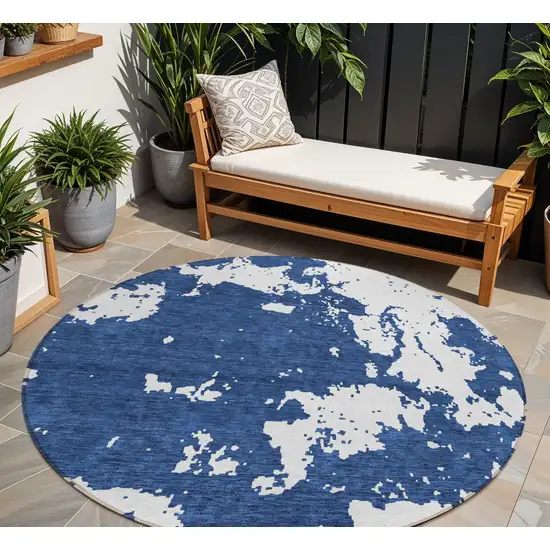 8' Navy Blue And Ivory Round Abstract Washable Indoor Outdoor Area Rug Photo 1