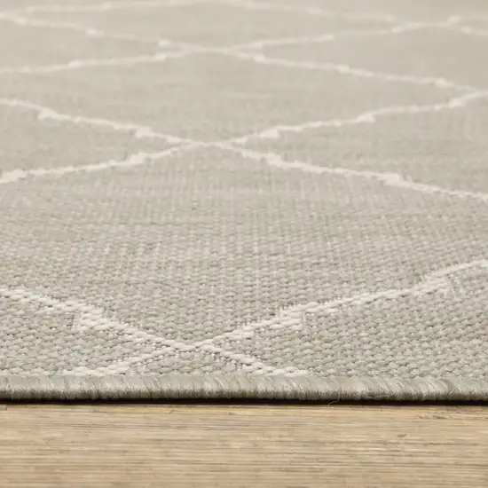 10'x13' Gray and Ivory Trellis Indoor Outdoor Area Rug Photo 4