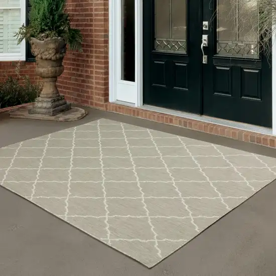 10'x13' Gray and Ivory Trellis Indoor Outdoor Area Rug Photo 8