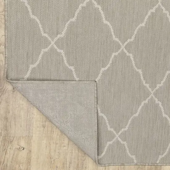 10'x13' Gray and Ivory Trellis Indoor Outdoor Area Rug Photo 3