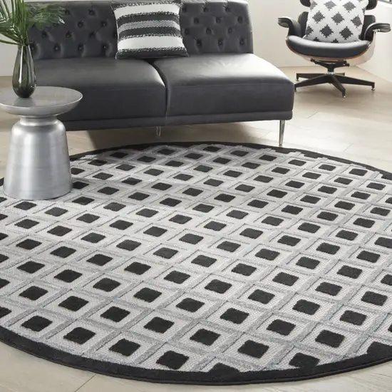 Black And White Round Indoor Outdoor Area Rug Photo 9